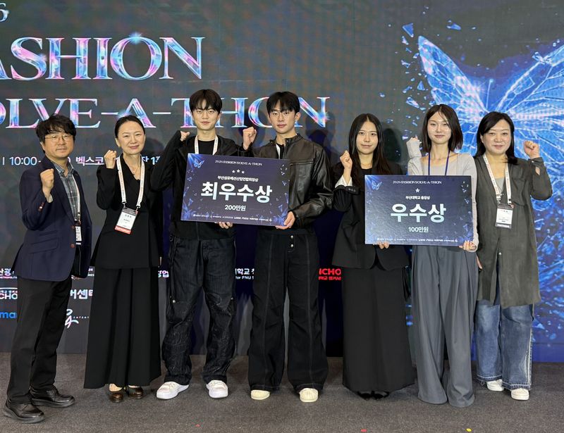 'FLY ASIA 2026(아시아창업엑스포)' 연계 창업경진대회에서 최우상, 우수상을 수상한 동서대학교 학생들과 교수들이 단체사진을 촬영하고 있다. 동서대학교 제공