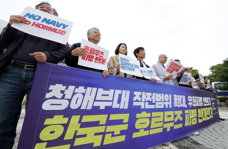 미국 침략전쟁 중단 한국군 파병반대 긴급행동이 19일 오후 서울 종로구 청와대 분수대 앞에서 '청해부대 작전범위 확대, 우회파병 안된다!' 한국군 호르무즈 파병 반대 기자회견을 하고 있다. 뉴시스
