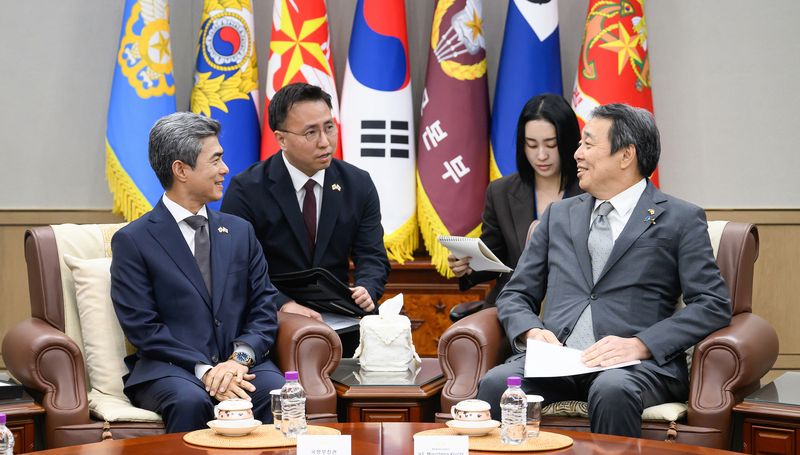 19일 오후, 강신철 국방부장관과 미즈시마 고이치 주한일본대사가 한반도 및 지역안보 정세와 주요 한일 국방교류협력 현안에 대해 의견을 교환하고 있다. 국방부 제공