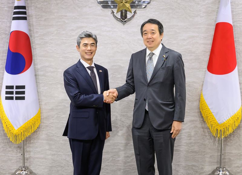 19일 오후, 강신철 국방부장관이 국방부를 방문한 미즈시마 고이치 주한일본대사와 악수하고 있다. 국방부 제공
