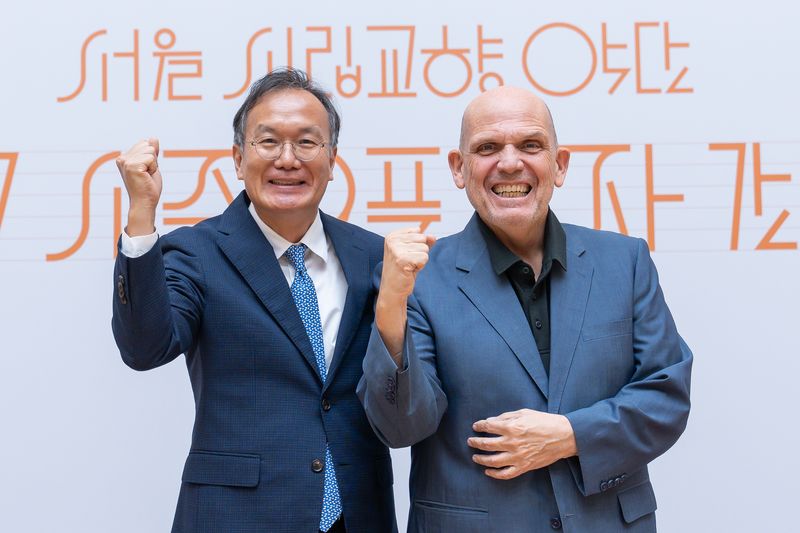 정재왈 서울시립교향악단 대표이사(왼쪽)와 얍 판 츠베덴 서울시향 음악감독이 19일 서울 종로구 세종문화회관에서 열린 2027 서울시향 시즌 오픈 기자간담회에서 기념촬영을 하고 있다. (사진=서울시립교향악단 제공). 뉴시스