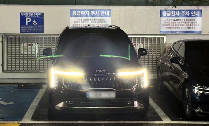 김민석 더불어민주당 대표가 지난 18일 밤 화재 진압 도중 순직한 고 김진석 소방위 빈소가 마련된 순천향대 부속 부천병원 장례식장을 찾아 조문했다. 김 대표 일행이 탄 차량이 응급환자 전용주차장에 주차돼 있다. 2026.10.19 /사진=뉴시스