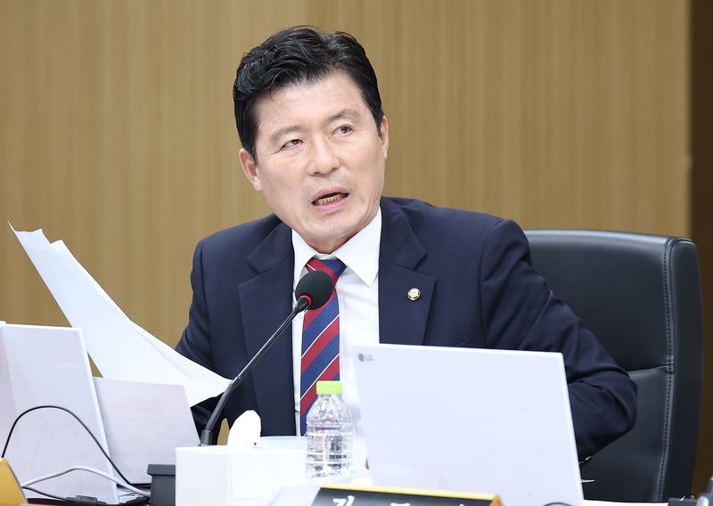 국민의힘 구자근 의원이 19일 대구 동구 한국가스공사에서 열린 국회 산업통상자원중소벤처기업위원회의 한국가스공사, 한국석유공사, 강원랜드, 대한석탄공사, 한국가스기술공사, 한국가스안전공사, 한국석유관리원, 한국광해광업공단에 대한 국정감사에서 질의하고 있다. 연합뉴스