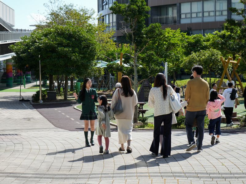 지난 9일 브랭섬홀 아시아 오픈하우스에 참가한 예비 학생과 학부모들이 재학생의 안내를 받으며 야외 시설을 둘러보고 있다. 학교는 입학 희망 가족을 대상으로 재학생이 참여하는 캠퍼스 투어를 운영했다. 사진=JDC 제공