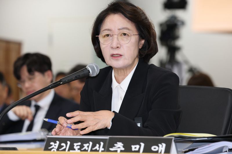 추미애 경기도지사가 19일 경기 수원시 경기도청에서 열린 국회 국토교통위원회의 경기도에 대한 국정감사에서 의원 질의에 답변하고 있다. 뉴시스