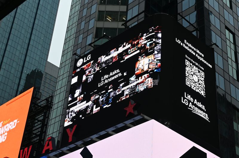 LG전자가 제작한 브랜드 헤리티지 영상 ‘삶이 묻는 질문, LG가 답하다(Life Asks, LG Answers)’가 세계적인 명소인 미국 뉴욕 타임스스퀘어 옥외 전광판에서 상영되고 있다. LG전자 제공