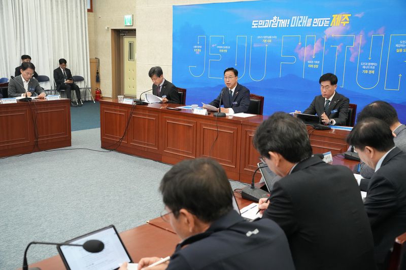 19일 제주도청 탐라홀에서 위성곤 제주도지사가 주간정책회의를 주재하고 있다. 위 지사는 이날 지역기업 제품의 공공부문 구매 확대와 로컬크리에이터 육성계획 검토를 주문했다. 사진=제주특별자치도