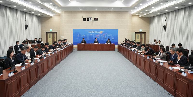 19일 제주도청 탐라홀에서 열린 주간정책회의에 도청 실국 관계자들이 참석해 지역경제와 주요 정책 현안을 논의하고 있다. 회의에서는 관광·건설경기 활성화와 공공기관 유치 전략 등이 함께 다뤄졌다. 사진=제주특별자치도