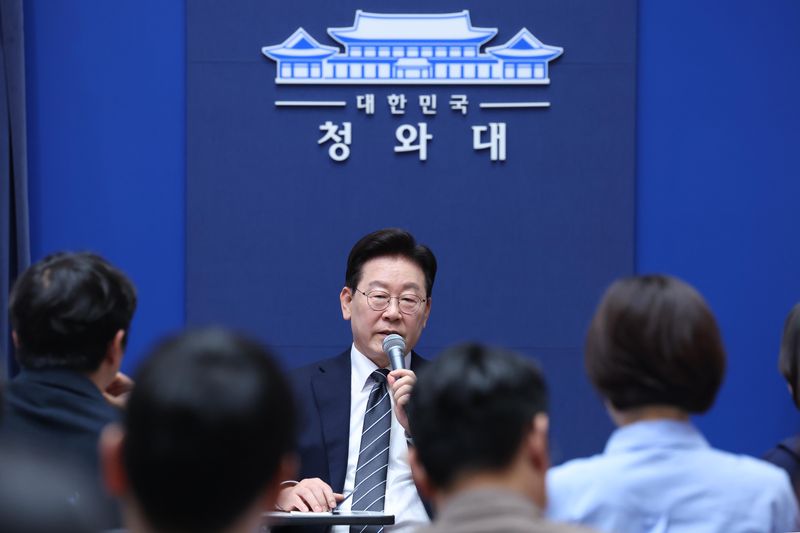 이재명 대통령이 19일 청와대 춘추관을 방문해 기자들과 간담회를 하고 있다. 뉴시스
