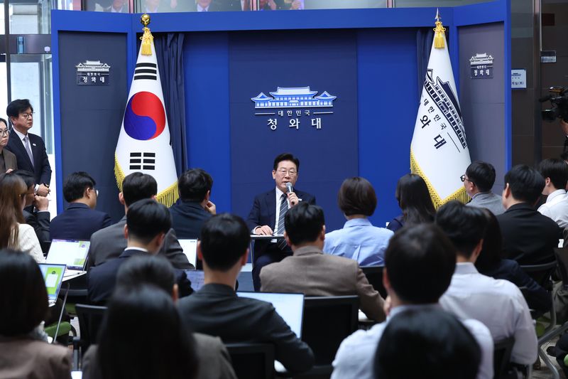 이재명 대통령이 지난 19일 청와대 춘추관을 방문해 기자들과 간담회를 하고 있다. 뉴시스