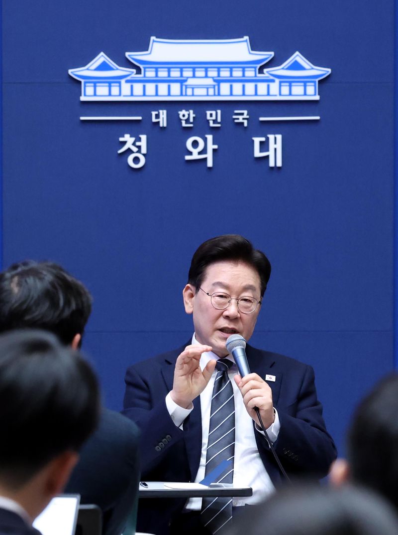 이재명 대통령이 지난 19일 청와대 춘추관을 방문해 기자들과 간담회를 하고 있다. 뉴시스