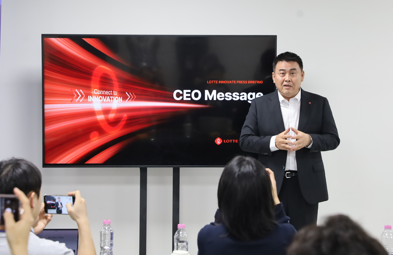 19일 강릉에서 개막한 '2026 ITS 세계총회'에서 기자간담회를 통해 발언하고 있는 김경엽 롯데이노베이트 대표. 롯데이노베이트 제공