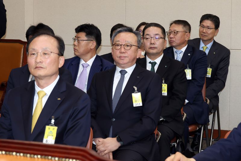 이환주 KB국민은행장을 비롯한 5대 은행장이 19일 서울 여의도 국회에서 열린 정무위원회의 금융감독원 등에 대한 국정감사에 자리하고 있다. 뉴스1화상