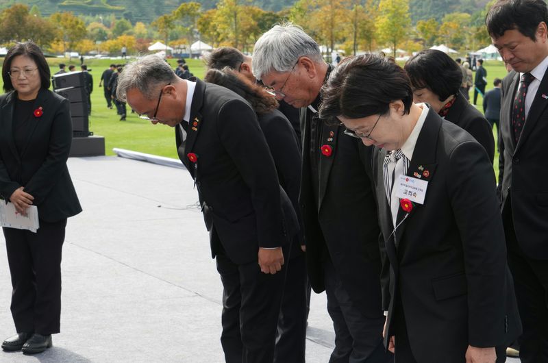 19일 순천시 오천그린광장에서 열린 여수·순천 10·19사건 합동추념식에서 고의숙 제주도교육감과 임문철 제주4·3평화재단 이사장, 김창범 제주4·3희생자유족회 회장, 제주4·3 유족 참석자들이 희생자들을 추모하며 고개를 숙이고 있다. 사진=제주특별자치도교육청