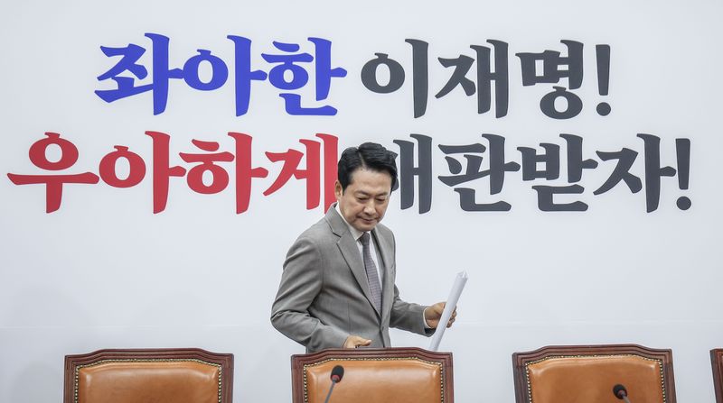 [서울=뉴시스] 정병혁 기자 = 장동혁 국민의힘 대표가 19일 서울 여의도 국회에서 열린 최고위원회의에 참석하고 있다. 2026.10.19. jhope@newsis.com
