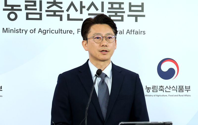 변상문 농림축산식품부 대변인이 19일 세종시 정부세종청사에서 유튜브 등 SNS 채널을 통해 무차별하게 확산되는 농림식품부 가짜뉴스에 대한 엄정 대응 입장을 밝히고 있다. 뉴스1