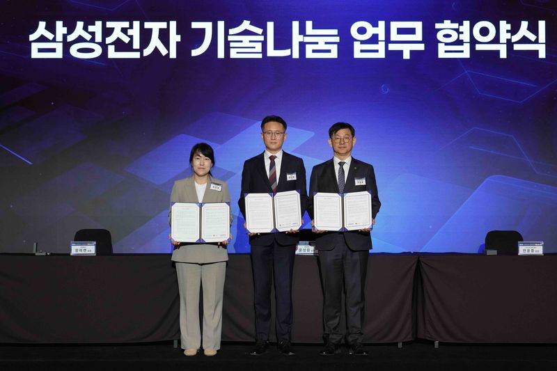 19일 서울 양재동 엘타워에서 '2026년 산업부-삼성전자 기술나눔 행사'가 열린 가운데, 산업부-삼성전자-한국산업기술진흥원 간 업무협약(MOU) 체결식을 가졌다. 산업부 장미연 산업기술시장과장, 윤성환 삼성전자 IP센터 기획그룹장, 전윤종 한국산업기술진흥원 원장(왼쪽부터)이 기념촬영을 하고있다. 산업통상부 제공.