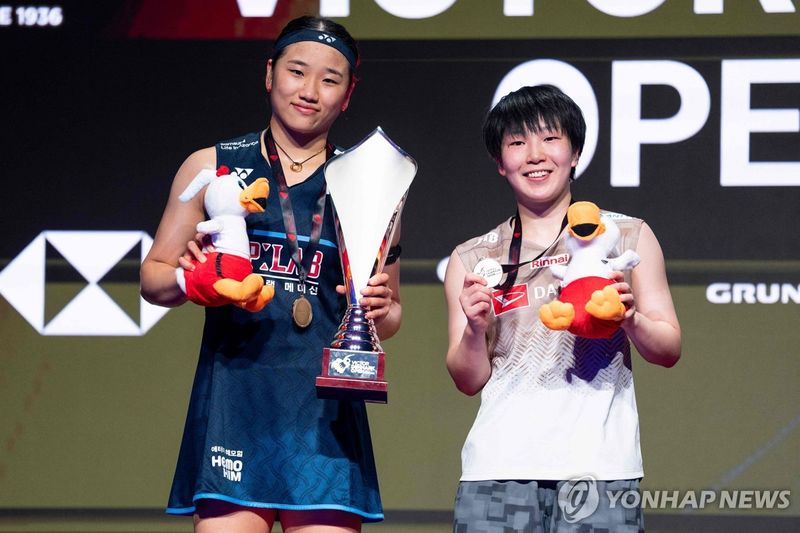 덴마크 오픈 결승에서 맞대결한 안세영(왼쪽)과 야마구치. (출처=연합뉴스)
