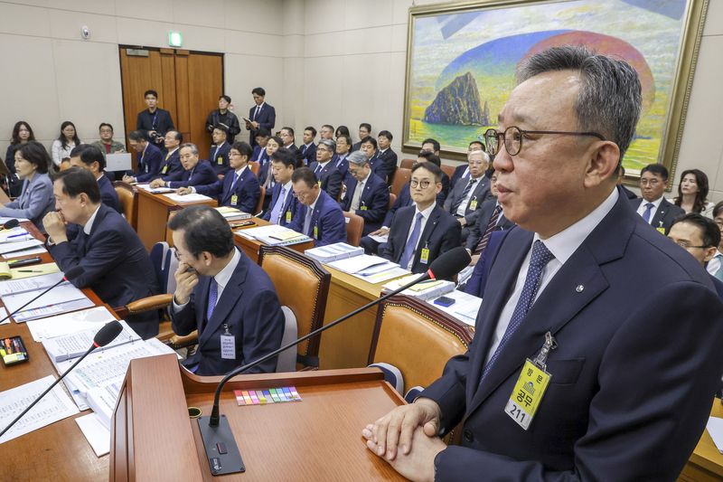 정상혁 신한은행장이 19일 서울 여의도 국회에서 열린 정무위원회의 금융감독원 등에 대한 국정감사에서 질문에 답하고 있다. 뉴시스