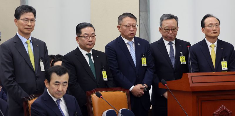 이환주 KB국민은행장(뒷줄 오른쪽부터)과 정상혁 신한은행장, 이호성 하나은행장, 정진완 우리은행장, 강태영 NH농협은행장이 19일 서울 여의도 국회 정무위원회의에서 열린 금융감독원 등에 대한 국정감사에서 의원 질의를 듣고 있다. 뉴스1화상