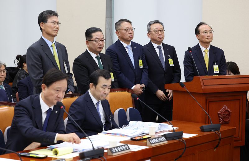 강태영(뒷줄 왼쪽부터) NH농협은행장, 정상혁 신한은행장, 이호성 하나은행장, 정진완 우리은행장, 이환주 KB국민은행장이 19일 서울 여의도 국회에서 열린 국회 정무위원회 국정감사에서 이찬진 금융감독원장(앞줄 왼쪽)의 발언을 듣고 있다. 뉴시스