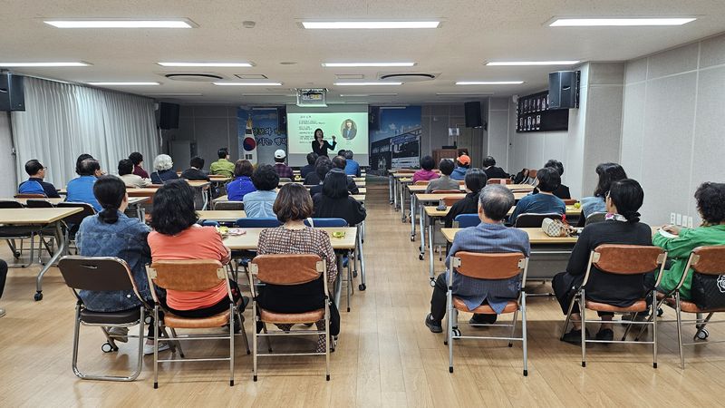 지난 8일 제주시 이도2동 주민자치대학 제2기 제7강에서 주민들이 ‘마음을 움직이는 공감과 품격의 리더십’을 주제로 한 강의를 듣고 있다. 이도2동 주민자치회는 주민자치대학을 통해 주민들의 소통 역량과 지역공동체 참여를 위한 교육을 이어가고 있다. 사진=제주시 이도이동 주민자치회