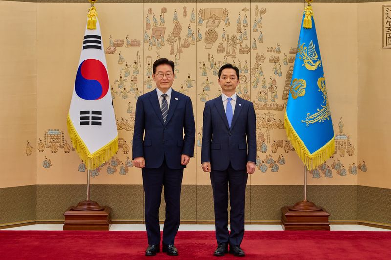[서울=뉴시스] 김진아 기자 = 이재명 대통령이 19일 청와대에서 김지용 중대범죄수사청장에게 임명장을 수여 후 기념촬영을 하고 있다. (사진=청와대 제공) 2026.10.19. photo@newsis.com *재판매 및 DB 금지