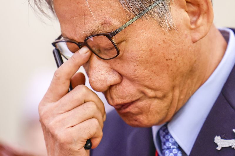 유홍준 국립중앙박물관장이 지난 19일 서울 여의도 국회에서 열린 문화체육관광위원회 국정감사에서 얼굴을 만지고 있다. 뉴시스