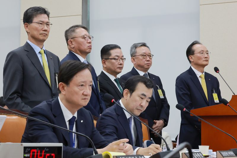 이찬진 금융감독원장(앞줄 왼쪽부터)과 이세훈 금감원 수석부원장이 19일 서울 여의도 국회 정무위원회에서 열린 국정감사에서 의원들의 질의에 집중하고 있다. 이환주 KB국민은행장(뒷줄 오른쪽부터)과 정상혁 신한은행장, 이호성 하나은행장, 정진완 우리은행장, 강태영 NH농협은행장도 질의에 답하기 위해 발언대 앞에 서 있다. 연합뉴스