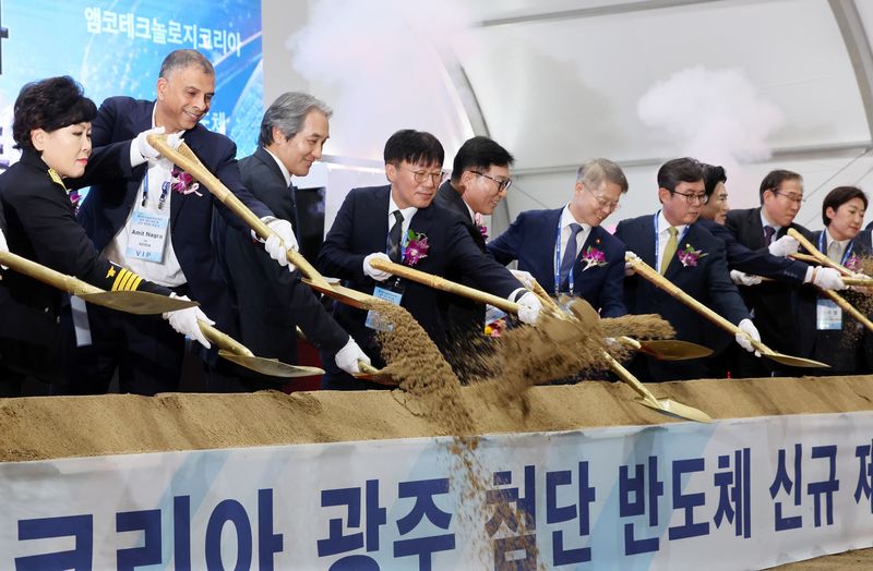 19일 전남광주통합특별시 북구 앰코테크놀로지코리아 광주공장에서 열린 첨단 반도체 신규 제조라인 착공식에서 산업통상부 이민우 산업성장실장(왼쪽 네번째부터), 이진안 앰코코리아 대표, 민형배 전남광주특별시장 등이 첫삽을 뜨고 있다. 연합뉴스