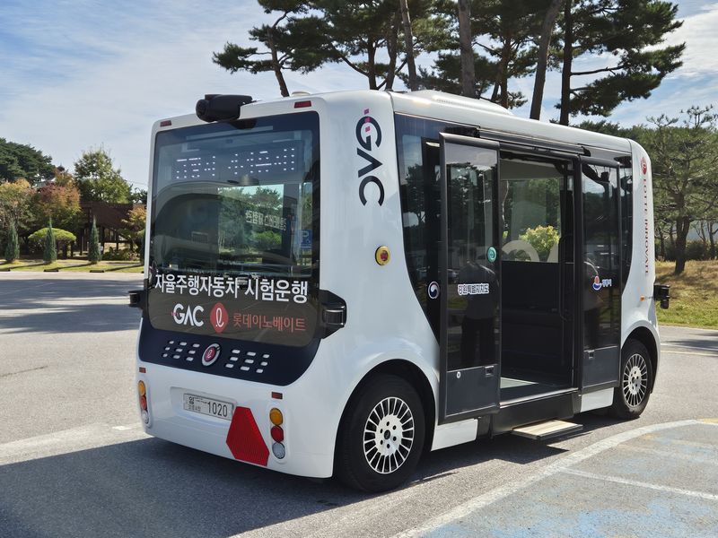 롯데이노베이트가 강릉에서 운행중인 자율주행버스. 문과 창이 커 시야가 넓은 8인석 규모 버스다. 사진=연지안 기자