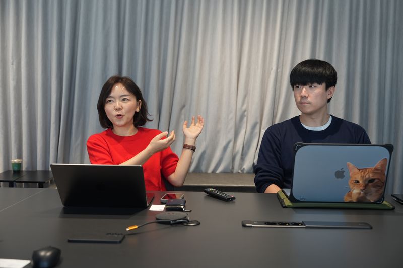 이은애 카카오 AI 돛 센터 PM(왼쪽)과 김길준 블루포인트파트너스 책임심사역이 지난 15일 경기 성남시 카카오 판교 아지트에서 파이낸셜뉴스와 인터뷰를 하고 있다. 카카오 제공