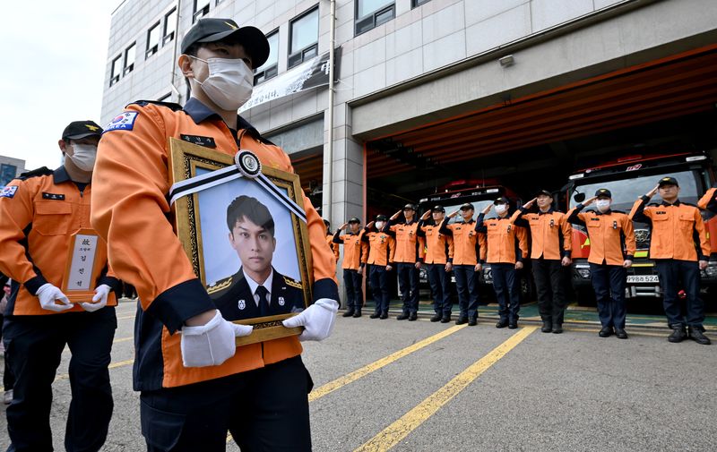 고 김 소방위의 노제가 19일 부천소방서에서 엄수되고 있다. 뉴스1, 연합뉴스