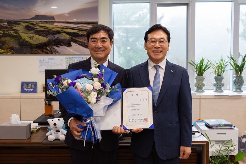 19일 제주국제자유도시개발센터(JDC)에서 박원철 신임 경영기획본부장(왼쪽)이 송석언 JDC 이사장으로부터 임명장을 받은 뒤 기념촬영을 하고 있다. JDC 제공