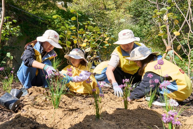 지난 17일 경기 포천시 OCI 포천연수원 인근에서 OCI그룹 임직원이 희귀·특산식물 식재 등 생물다양성 보전활동을 하고 있다. OCI홀딩스 제공