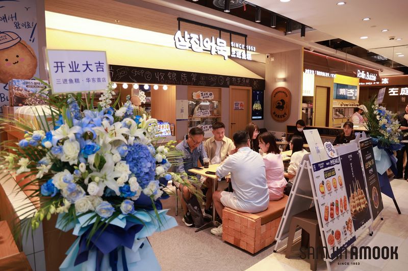 삼진식품은 지난 16일 중국 상하이 황푸구 난징동로에 위치한 뉴월드 다완 백화점 지하 2층에 '삼진어묵 화동 1호점'을 오픈했다고 19일 밝혔다. 삼진어묵 화동 1호점 모습. 삼진식품 제공