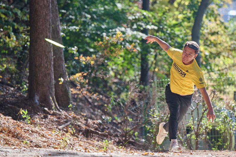 홍콩의 티지호밍이 원반을 날리고 있다. 티지호밍은 프로 남자부에서 3위에 올랐다. 크라운해태제과 제공