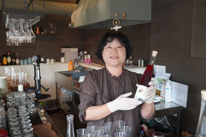 지난 16일 충남 공주에 위치한 '천국보다낯선' 이재천 대표가 벌꿀로 빚은 술 '미드'를 소개하고 있다. 카카오 제공