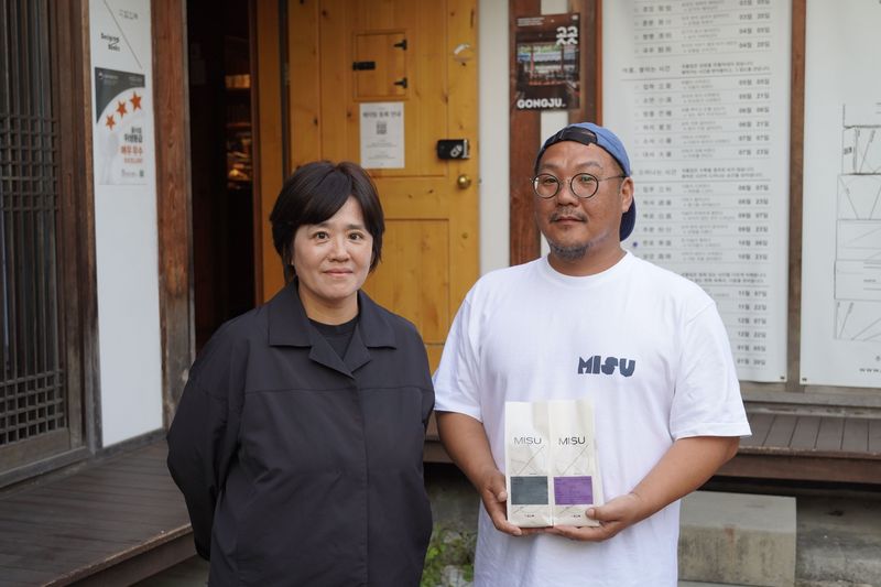 지난 16일 충남 공주에 위치한 '곡물집' 김현정 대표(왼쪽)와 천재박 브랜드 디렉터가 곡물 제품을 소개하고 있다. 카카오 제공