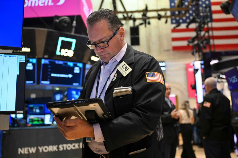 미국 뉴욕의 뉴욕증권거래소(NYSE)에서 19일(현지시간) 증시 중개인이 시황을 살펴보고 있다.AFP연합뉴스