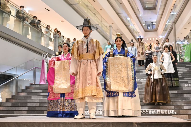 지난 17~18일 일본 도쿄 오모테산도 힐즈에서 열린 '케이데이'에서 모델들이 디자인 한복을 선보이고 있다. 문화체육관광부 제공
