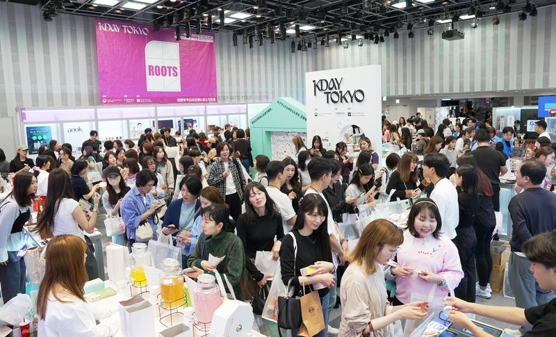 일본 도쿄 오모테산도 힐즈에서 열린 '케이데이' 행사장이 한국 라이프스타일 상품을 살펴보는 방문객들로 붐비고 있다. 문화체육관광부 제공
