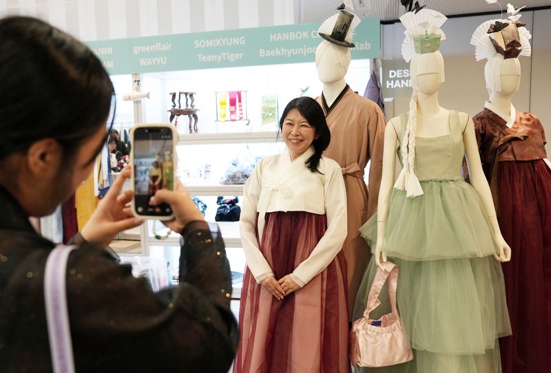 일본 도쿄에서 열린 '케이데이'에서 한 방문객이 한복을 입고 기념사진을 찍고 있다. 문화체육관광부 제공