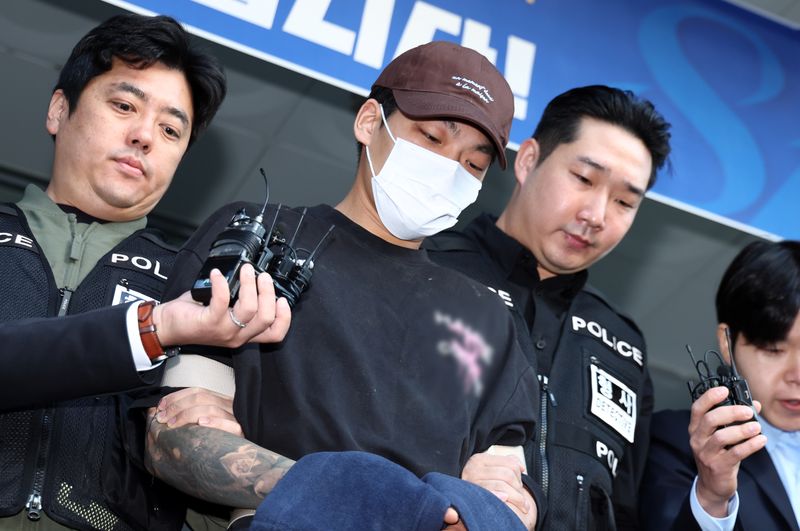 장모를 흉기로 찔러 숨지게 한 뒤 별거하던 부인을 납치해 달아난 혐의로 구속된 김성우가 20일 오전 서울 송파구 송파경찰서에서 공소청으로 송치되고 있다. 사진=뉴스1