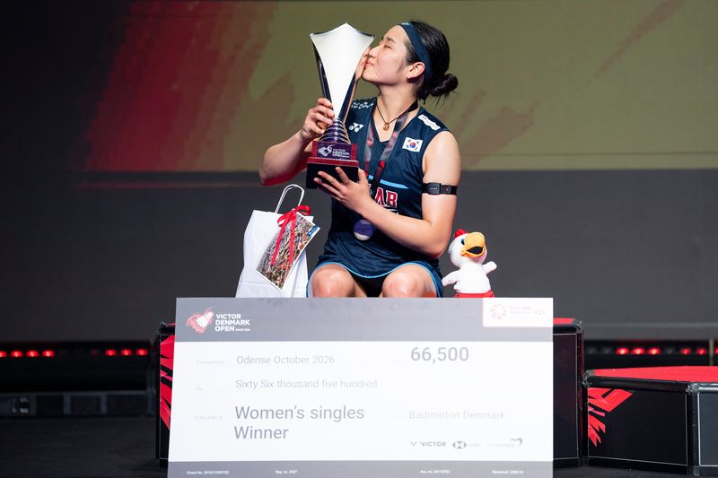 안세영(1위)이 18일(현지 시간) 덴마크 오덴세에서 열린 2026 세계배드민턴연맹(BWF) 월드 투어 슈퍼 750 덴마크오픈 여자 단식 정상에 올라 트로피를 들고 입 맞추고 있다. 안세영은 결승에서 야마구치 아카네(3위·일본)를 2-1(21-23 21-14 21-18)로 꺾고 대회 2연패를 달성했다. 뉴시스