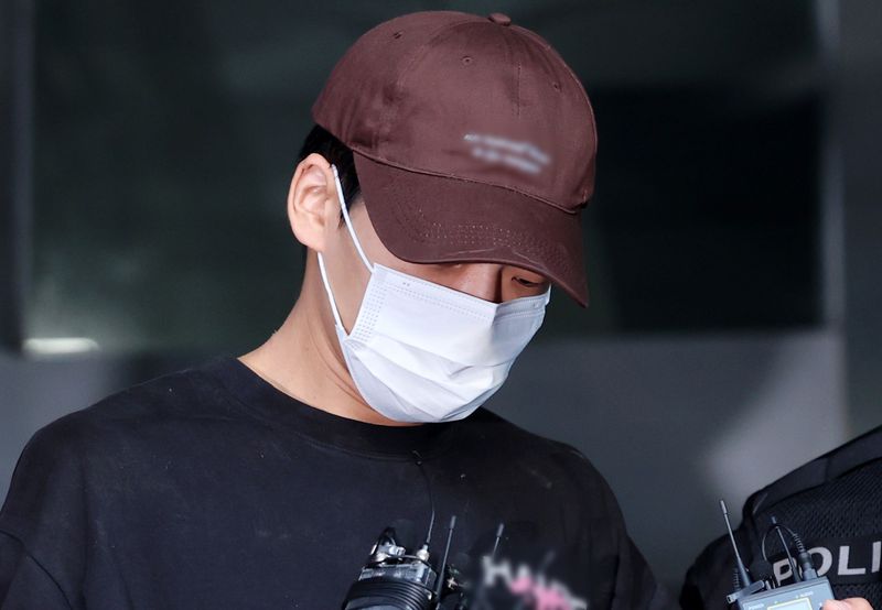 장모를 살해하고 아내를 납치한 혐의를 받는 김성우(26)가 지난 20일 오전 서울 송파구 송파경찰서에서 서울동부지방공소청으로 송치되고 있다. 뉴시스