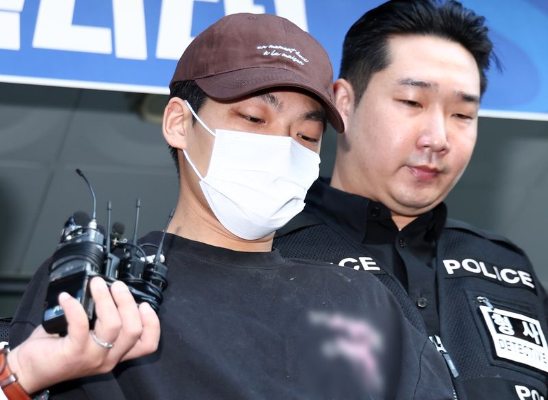 장모를 흉기로 찔러 숨지게 한 뒤 별거하던 부인을 납치해 달아난 혐의로 구속된 김성우(26)가 지난 20일 오전 서울 송파구 송파경찰서에서 공소청으로 송치되고 있다. 뉴스1