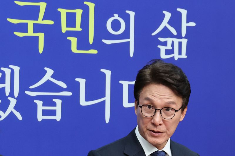 김민석 더불어민주당 대표가 19일 서울 여의도 국회에서 열린 최고위원회의에 참석하고 있다. 뉴스1