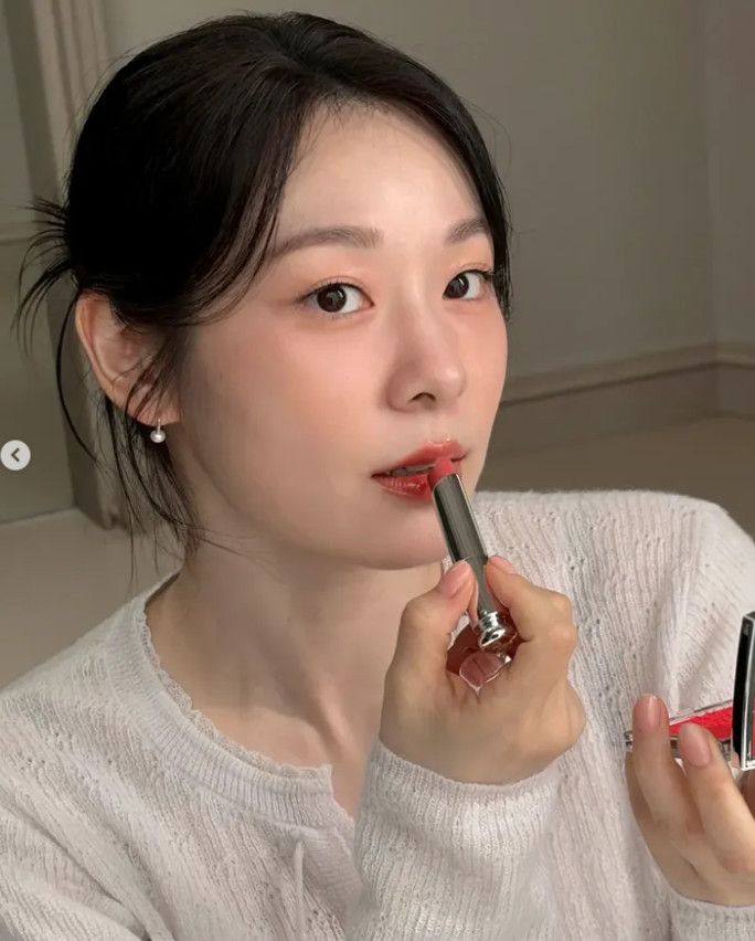 '임신설 부인' 김연아, 립스틱 바르며 꽃단장…여전한 미모