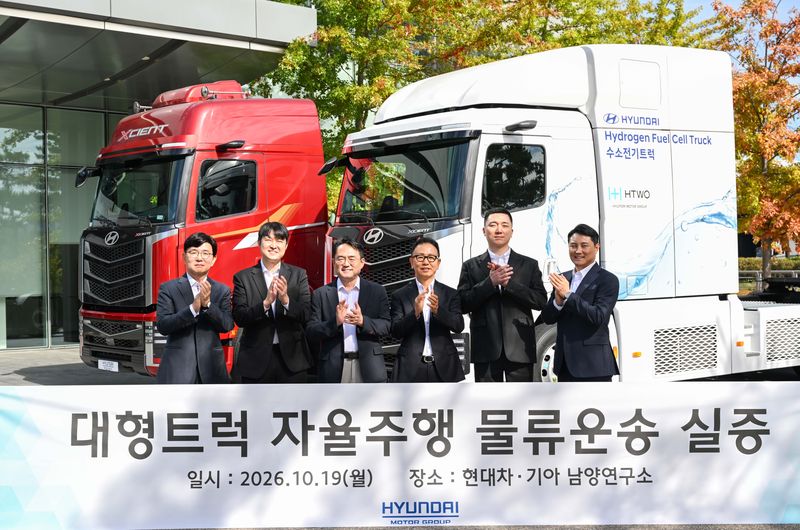 지난 19일 경기도 화성 남양기술연구소에서 열린 '레벨 4 자율주행 트럭 물류 운송 사업 실증'을 위한 업무협약 체결식에서 한규연 현대글로비스 미래물류기술센터 상무(왼쪽부터), 박중희 라이드플럭스 대표, 박상현 현대차·기아 상용LCM담당 부사장, 박일수 마스오토 대표, 남석윤 현대모비스 상무가 기념촬영을 하고 있다. 현대차 제공